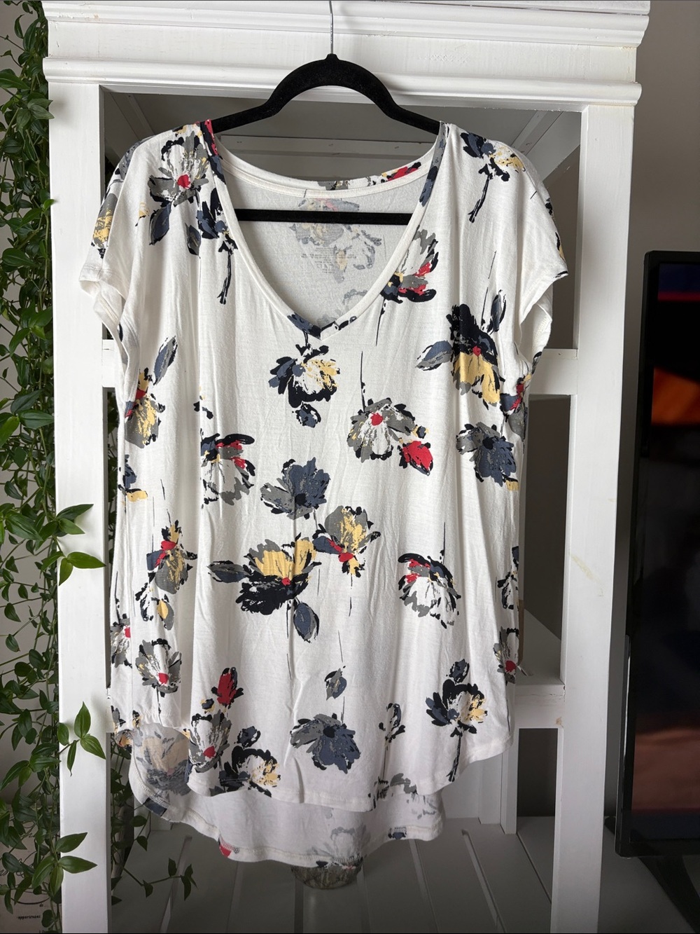 24/7 Comfort Apparel White V-Neck Floral Short Sleeve Top